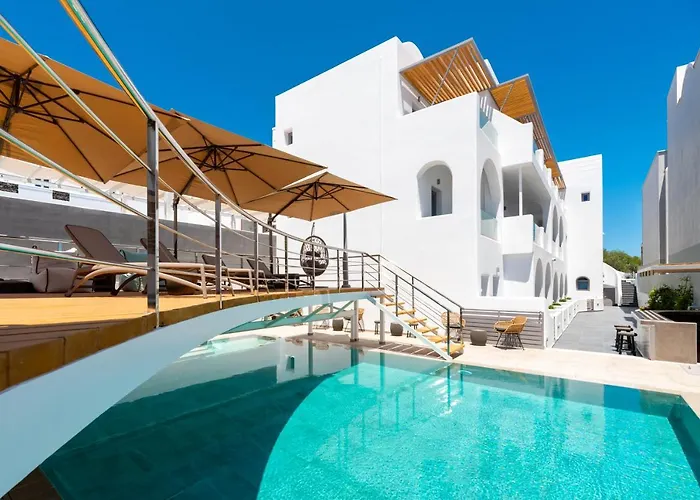 Hotels with pool Deluxe Suites Santorini