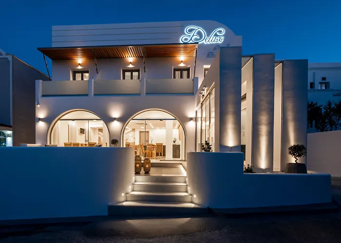 Hotels with pool Deluxe Suites Santorini