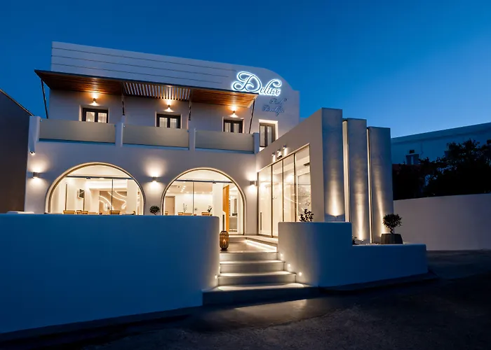 Hotels with pool Deluxe Suites Santorini